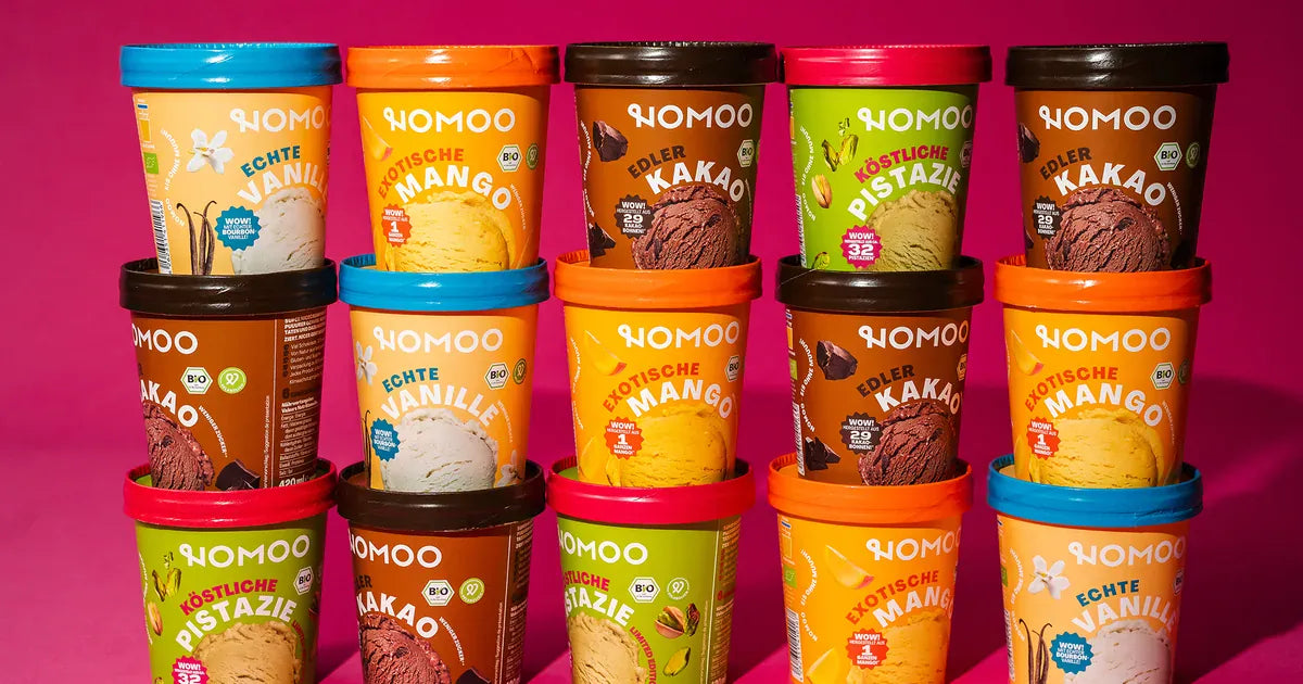 Gestapelte NOMOO Becher mit kuhmilchfreien Sorten